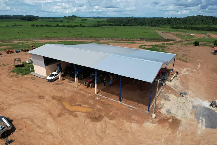 Barracão de máquinas da fazenda, com estrutura metálica ampla