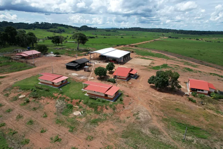 Vista aérea da segunda sede da fazenda, com galpão e casas de apoio