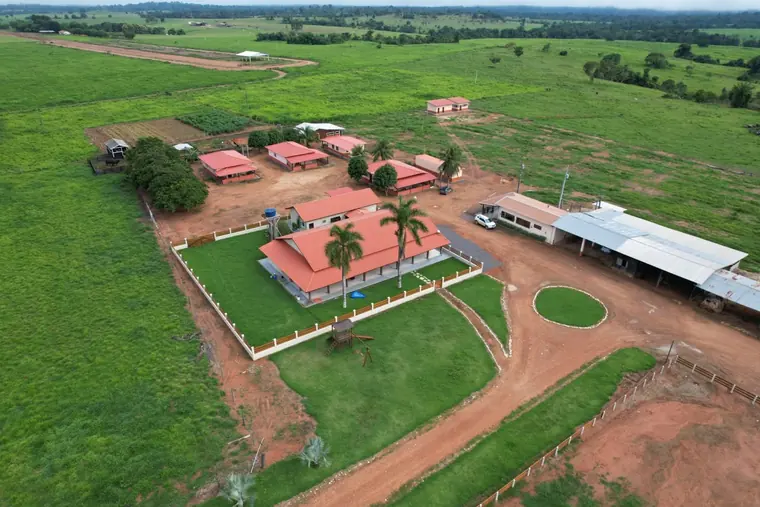 Vista aérea da sede da fazenda do Grupo Corrêa, com casarão e área gramada